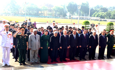 Các đồng chí lãnh đạo Đảng, Nhà nước, MTTQ Việt Nam vào Lăng viếng Chủ tịch Hồ Chí Minh.